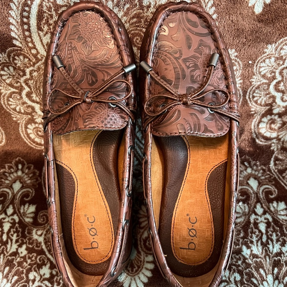 B.O.C. Women’s faux leather loafer. 6M